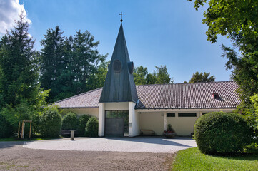 schöne Kapelle mit Glockenturm Friedhof in Kaufbeuren © Blende8