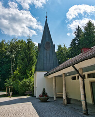 schöne Kapelle nahe dem Wald Friedhof in Kaufbeuren © Blende8