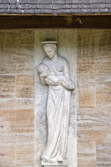 Maria mit dem Kind und einem Heiligenschein auf  dem Katholischen Friedhof in Kempten Allgäu © Blende8