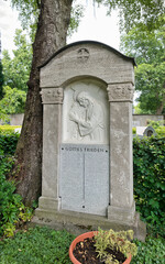 schöne Jesusdarstellung auf einem alten Grabstein auf  dem Katholischen Friedhof in Kempten Allgäu © Blende8