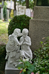 Schwesterchen und Brüderchen schöne Skulpturen auf einer Grabstätte auf  dem Katholischen Friedhof in Kempten Allgäu © Blende8