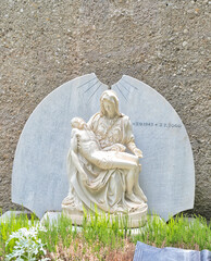 Schöne Bibeldarstellung wie Maria ihren toten Sohn auf dem Schoß hält unter dem Himmel auf  dem Katholischen Friedhof in Kempten Allgäu © Blende8