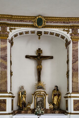 Wunderschöne Kapelle von innen mit schönen Ornamenten und Heiligenbildern unter einem Kreuz auf dem katholischen Friedhof in Kempten © Blende8