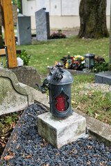 mit Blumenranken verzierte Grablampe auf dem katholischen Friedhof in Kempten © Blende8