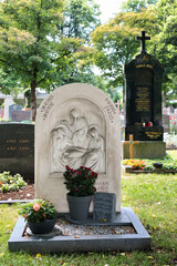 schöne Bibelszene auf einem Grabstein auf dem Waldfriedhof in Memmingen © Blende8