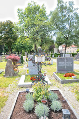 Viele schöne Familiengräber auf dem Katholischen Friedhof in Kempten - Allgäu © Blende8