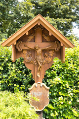 sehr schönes Holzkreuz mit Schnitzerei unter einem Dach auf dem Katholischen Friedhof in Kempten - Allgäu © Blende8