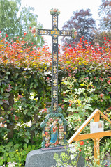 Imposantes buntes Eisenkreuz auf dem Katholischen Friedhof in Kempten - Allgäu © Blende8