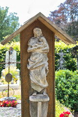Maria mit dem Kind unter einem Holzdach auf dem Katholischen Friedhof in Kempten - Allgäu © Blende8