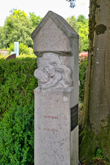 eine Mutter umarmt ihr Kind auf einem Grabstein auf dem Katholischen Friedhof in Kempten - Allgäu © Blende8