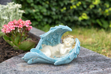 ein kleiner Engel schläft zwischen seinen Flügeln auf dem Katholischen Friedhof in Kempten - Allgäu © Blende8