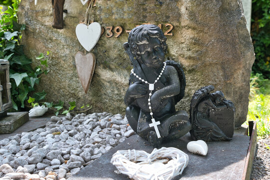 schwarzer Engel mit einer Gebetskette auf dem Katholischen Friedhof in Kempten - Allg&auml;u