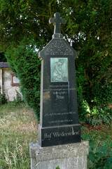 der Grabstein für eine geliebte Ehefrau auf einem Waldfriedhof in Memmingen © Blende8
