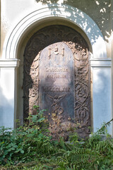 Wunderschön dekoriertes Familiengrab einer angesehenen Familie auf einem Waldfriedhof in Memmingen © Blende8