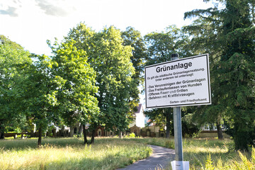 Hinweisschild mit Geboten auf einem Waldfriedhof in Memmingen