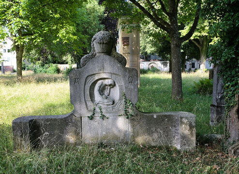 sch&ouml;ner sehr alter Grabstein auf einem Waldfriedhof in Memmingen