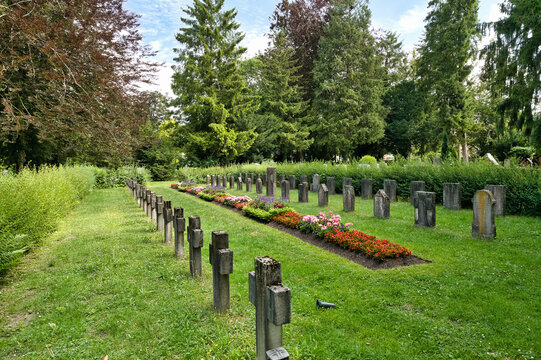 Grabsteine zur Erinnerung an die gefallenen des letzten Weltkrieges auf dem Waldfriedhof in Memmingen
