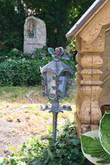 Wunderschöne große Laterne mit Rosendekoren auf dem Waldfriedhof in Memmingen © Blende8