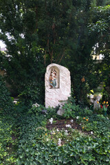 schöner Grabstein mit der Madonna und dem Kinde auf dem Waldfriedhof in Memmingen © Blende8