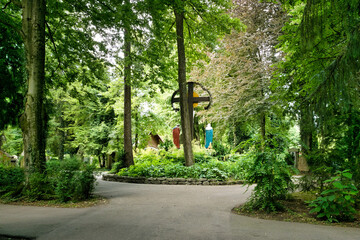 Rückansicht des Mittelpunktes mit der Kreuzigungsszene  auf dem Waldfriedhof in Memmingen © Blende8
