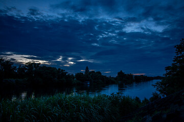 埼玉県さいたま市の荒川で見られるマジックアワーの夕暮れ
