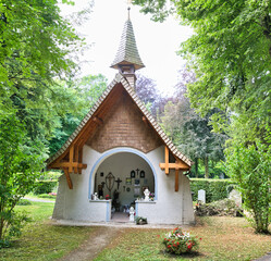 schöne kleine Waldkapelle mit vielen Bilden und Kreuzen zum Gedenken der Verstorbenen  auf dem Waldfriedhof in Memmingen © Blende8