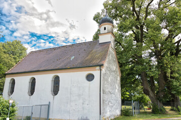 Kleine alte Kapelle auf dem Friedhof in Wertach  © Blende8