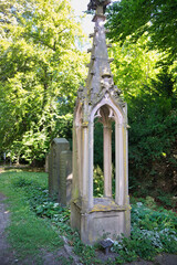 alter Grabstein in Form einer Kathedrale auf einem Friedhof in Ulm © Blende8