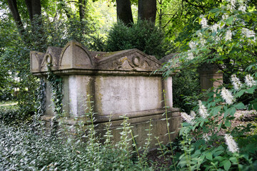 kleines sehr altes Mausoleum eines reichen Einwohners auf einem Friedhof in Ulm © Blende8