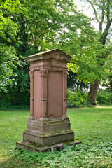 Sehr alter roter Grabstein auf einem Friedhof in Ulm © Blende8