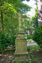 alter schöner Grabstein mit großem Kreuz auf einem Friedhof in Ulm © Blende8