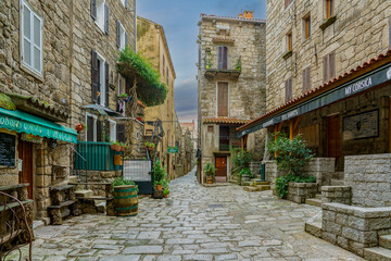 ruelle pittoresque en pierre dans la ville de Sart&egrave;ne