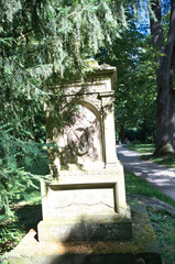 schön verzierter Grabstein sehr alt auf einem Friedhof in Ulm © Blende8