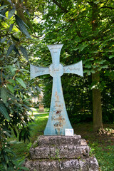 Großes sehr altes Eisenkreuz auf einem Stein auf einem Friedhof in Ulm © Blende8