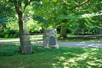 schöne sehr alte Grabsteine auf einem Friedhof in Ulm © Blende8