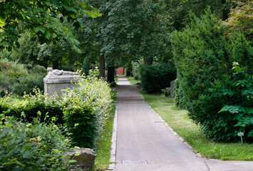 Großer Hauptweg Richtung einer Kapelle auf einem Friedhof in Ulm