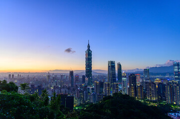 Naklejka premium 台湾にある台北のとても美しい夕焼け風景A beautiful sunset view of Taipei, Taiwan