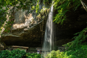 群馬県棚下不動の滝(雄滝)、夏の岩肌を流れ落ちる清涼な滝