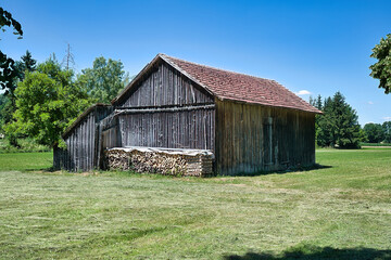 Gro&szlig;er Heuschober mit einem Stapel Brennholz am Stadtrand von Bad W&ouml;rishofen