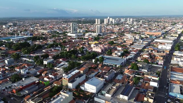 Paisagem urbana a&eacute;rea da cidade de Imperatriz e Rio Tocantins no Maranh&atilde;o Brasil durante o dia