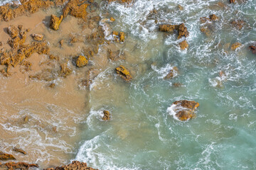 Blick auf die Klippen und Felsen in Knysna in S&uuml;dafrika