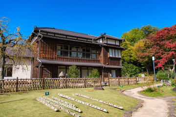 Obraz premium 東京都文京区 紅葉の肥後細川庭園、松聲閣