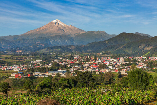Volc&aacute;n Pico de Orizaba visto desde el pueblo de Coscomatepec en el Estado de Veracruz, M&eacute;xico.