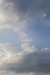 Cielo nublado en un atardecer