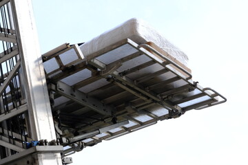 House moving with elevators. Lifting beds, paintings, refrigerators, coffee tables, and other packaged items. Movers loading items onto trucks. Tenants, homeowners. House rents. Housing prices.