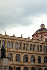 Obraz premium Colegio mayor de San Bartolomé visto desde la plaza de bolivar