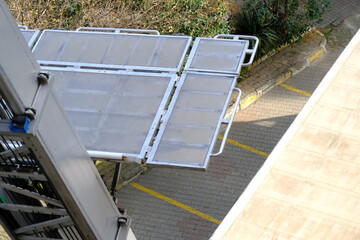 House moving with elevators. Lifting beds, paintings, refrigerators, coffee tables, and other packaged items. Movers loading items onto trucks. Tenants, homeowners. House rents. Housing prices.