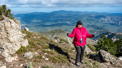 fotos panorámicas de montaña, mujer modelo de 61 años, en la cima del pico de los ajos Valencia