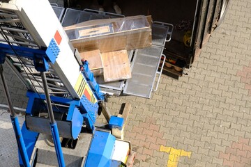 House moving with elevators. Lifting beds, paintings, refrigerators, coffee tables, and other packaged items. Movers loading items onto trucks. Tenants, homeowners. House rents. Housing prices.