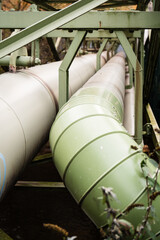 Fernw&auml;rmeleitung vor alten Industriegeb&auml;uden am Ufer der Wupper, Wuppertal, Deutschland